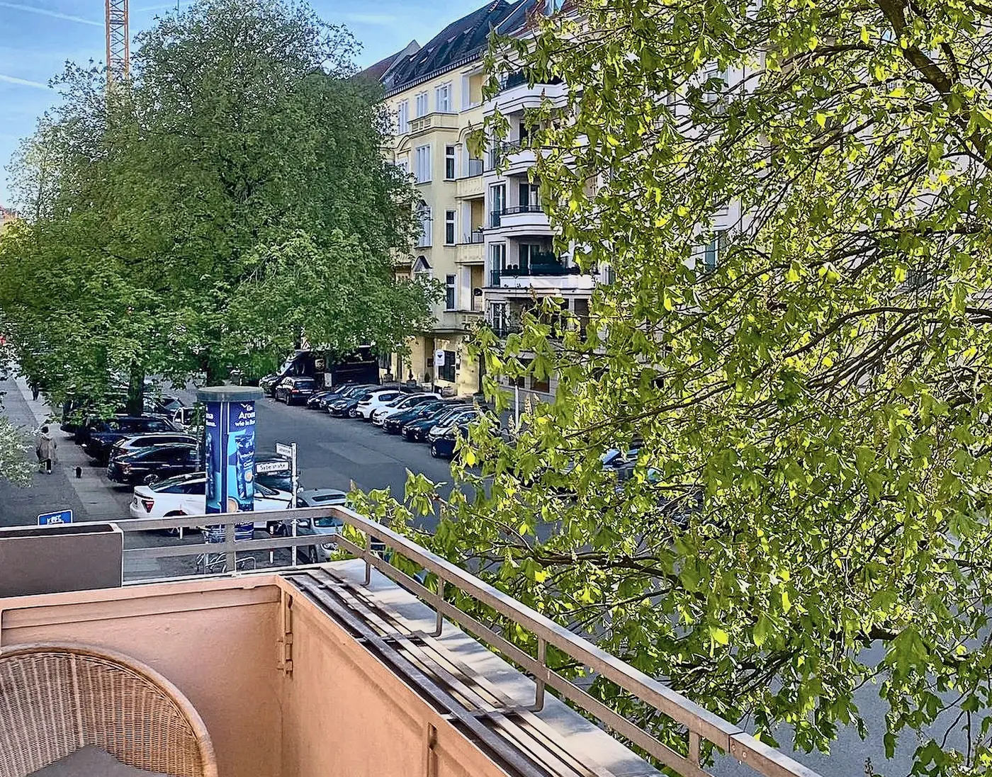 Blick in die begrünte Straße
